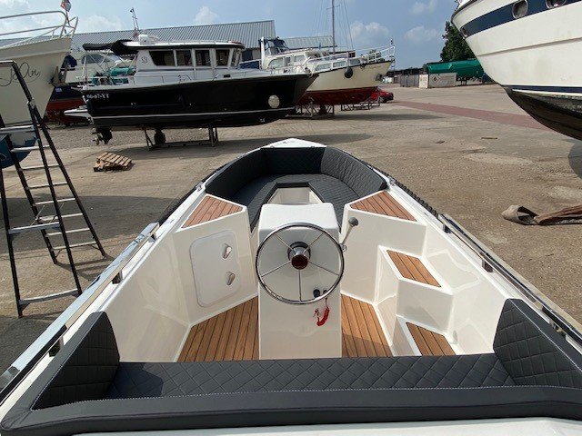 SilverYacht495.5.jpg